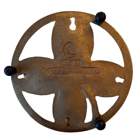 Virginia Metalcrafters Solid Brass Gold Signed Dogwood Flower Trivet, MCM 1950 - Picture 3 of 6